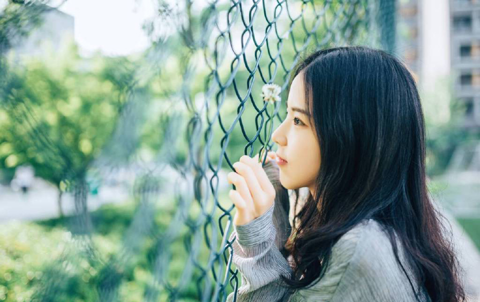 或许，我们终究会有那么一天：牵着别人的手，遗忘曾经的他。——三毛《雨季不再来》